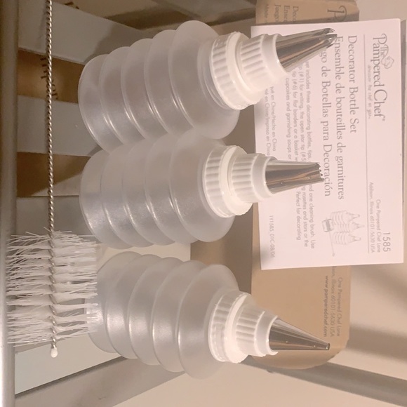 Pampered Chef Other - Pampered Chef new in box Decorator bottle set